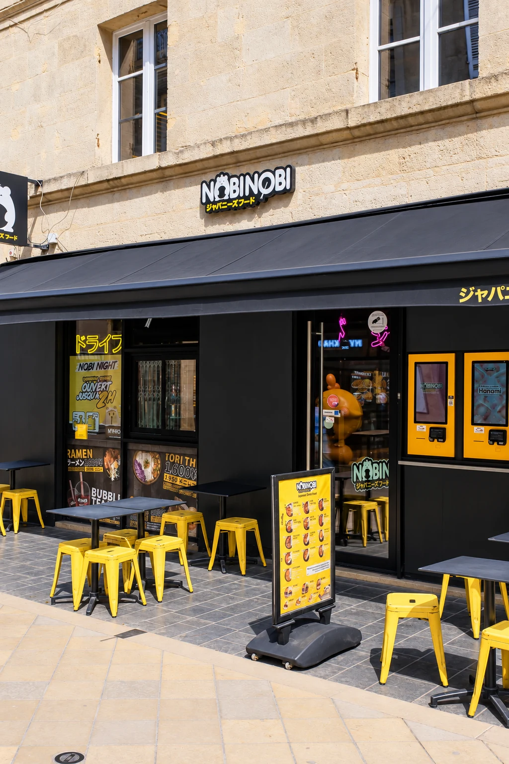 Façade du restaurant Nobi Nobi et ses tabourets jaunes